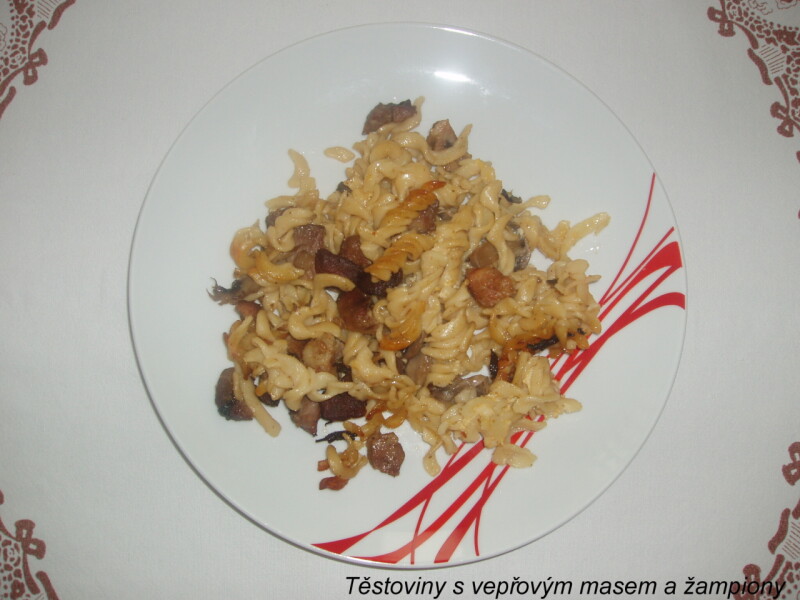 Těstoviny s vepřovým masem a žampiony